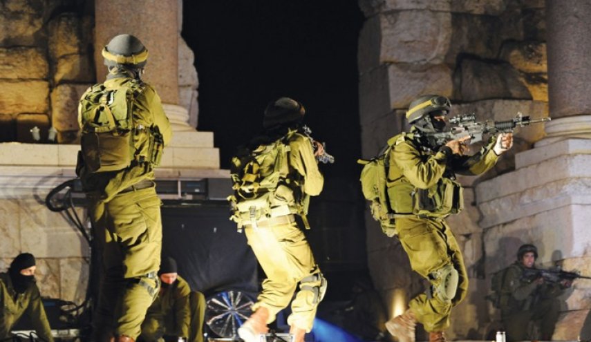 قوات الاحتلال تشن حملة اعتقالات ومواجهات واشتباكات مسلحة ليلية في الضفة