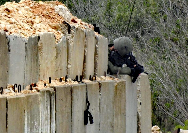 جنود الاحتلال نيام وبفردة حذاء واحدة على الحدود مع لبنان