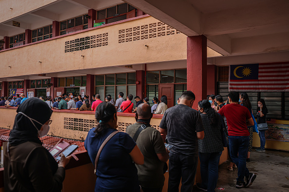 الماليزيون أدلوا بأصواتهم في صناديق الاقتراع لإنهاء الاضطرابات السياسية