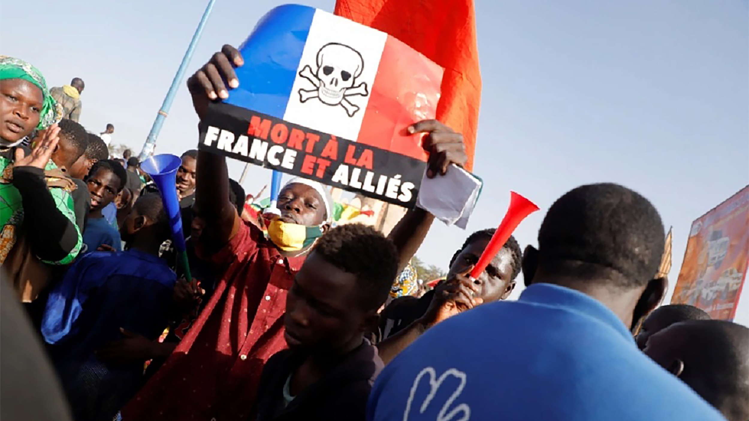 فرنسا تأسف لحظر مالي أنشطة منظمات غير حكومية تمولها باريس
