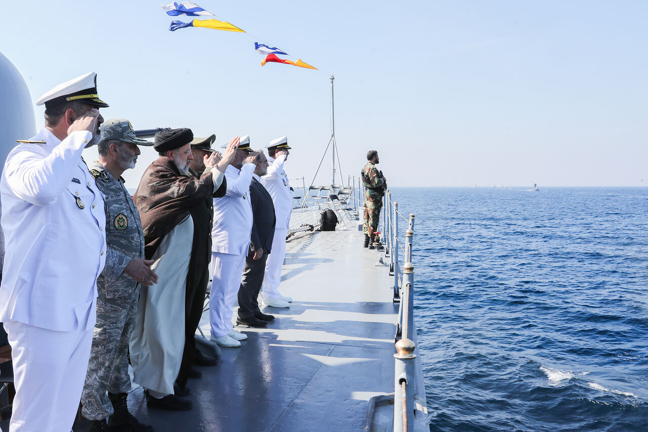 رئيسي يحضر عرضاً عسكرياً لوحدات البحرية الإيرانية