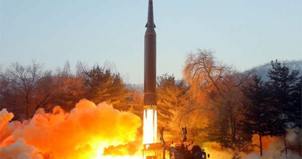 كيم جونغ أون يعلن نجاح كوريا الشمالية في إطلاق صاروخ فرط صوتي
