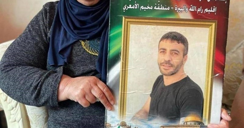 مساندة لولدها في سجون الاحتلال... والدة ناصر أبو حميد تعلن إضرابها عن الطعام