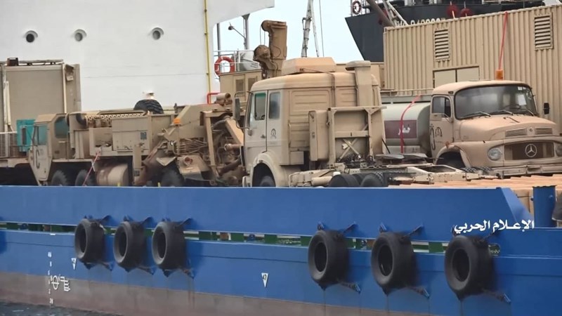 الجيش اليمني يوثق عملية نقل معدّات عسكرية تابعة للسعودية من داخل السفينة الإماراتية
