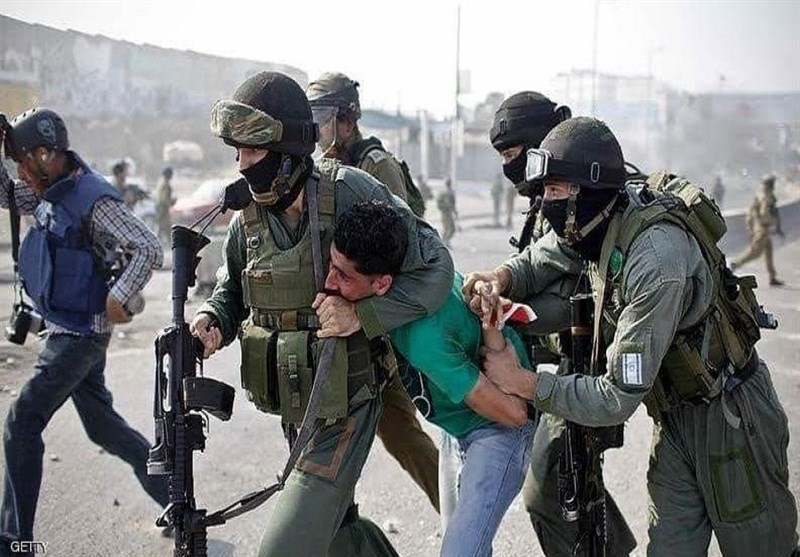 العدو الصهيوني يعتقل 25 فلسطينيا من الضفة الغربية والداخل المحتل