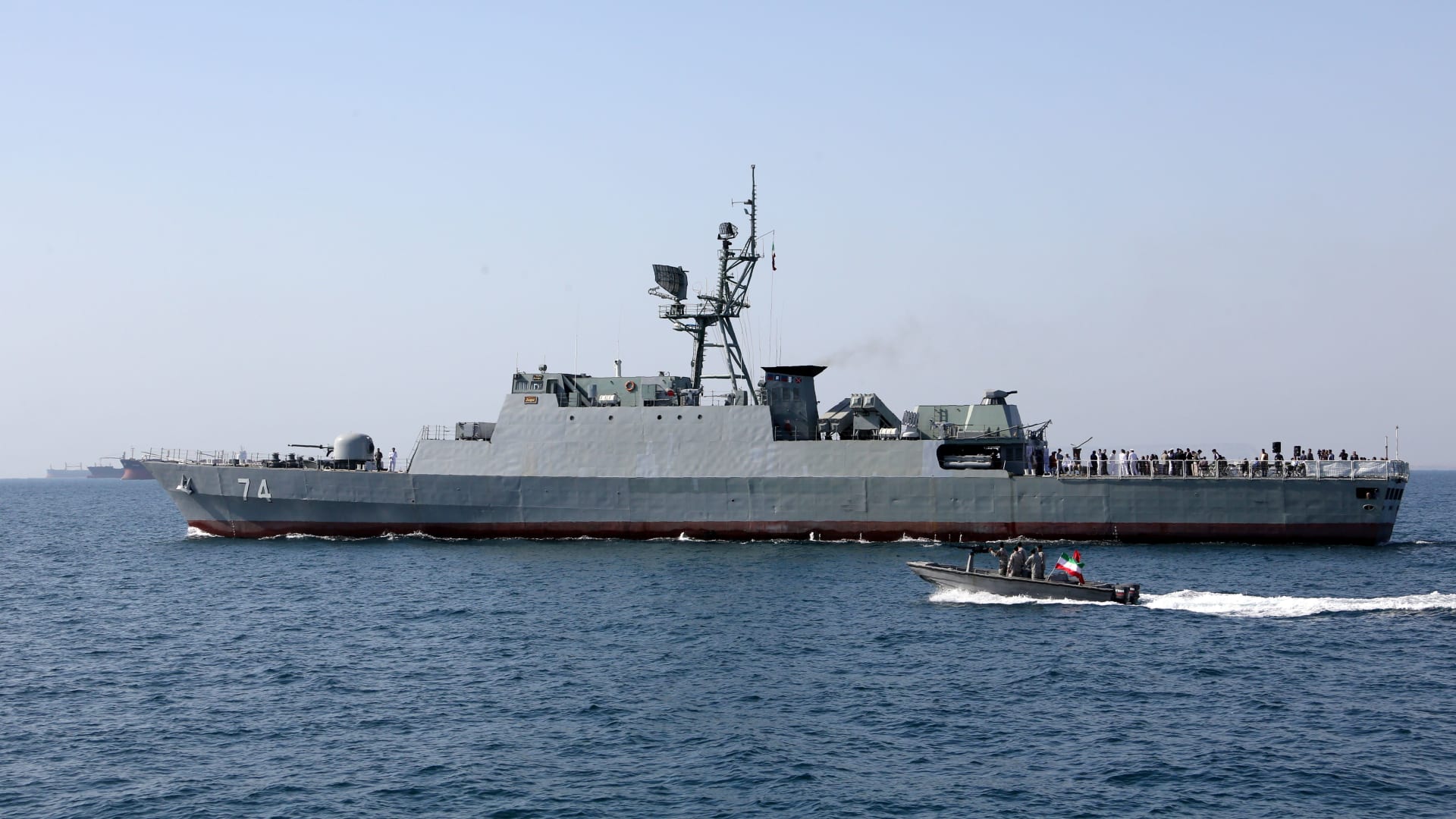 البحرية الإيرانية تصد هجوما لزوارق على سفينة إيرانية في البحر الأحمر