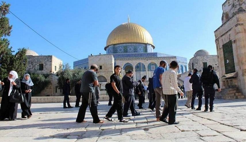 مجدداً... عشرات المستوطنين يقتحمون المسجد الأقصى بحماية قوات الاحتلال