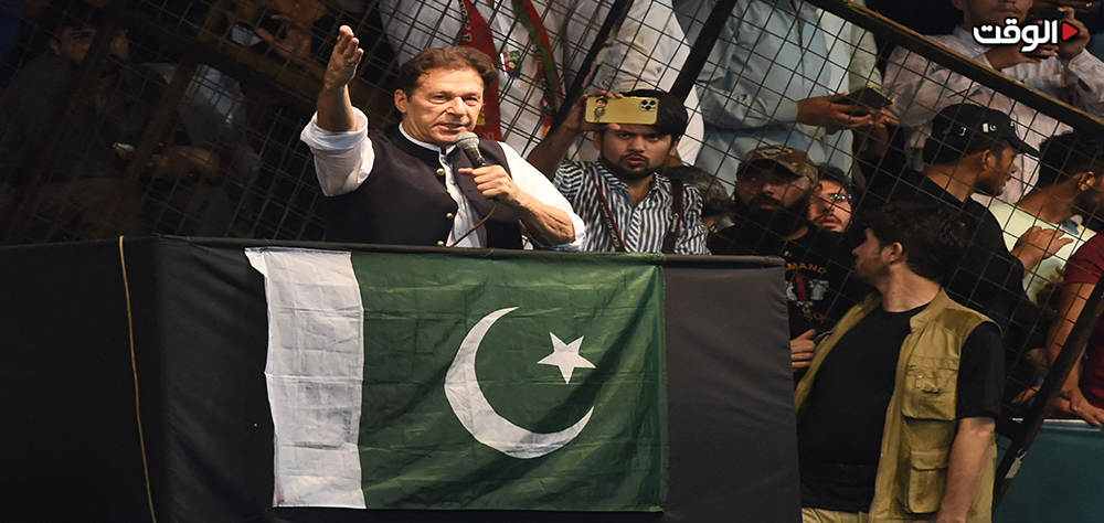 صراع عمران خان مع التحالف بين الحكومة والجيش في باكستان