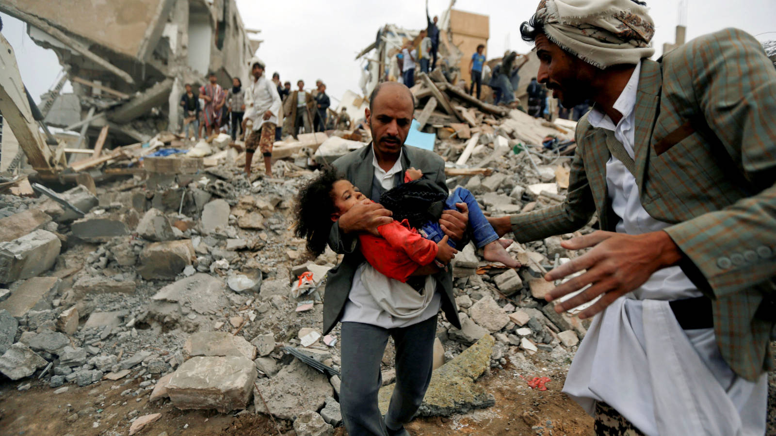 شهيد و10 أطفال جرحى بانفجار ألغام خلفتها قوى العدوان في اليمن