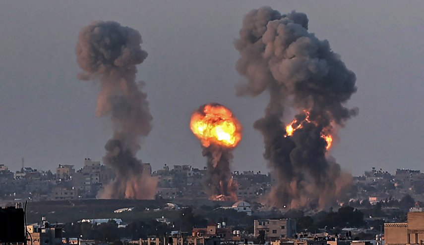 بعد ساعات فقط من مجزرة المعمداني... طائرات الاحتلال تقصف مناطق متفرقة في قطاع غزة