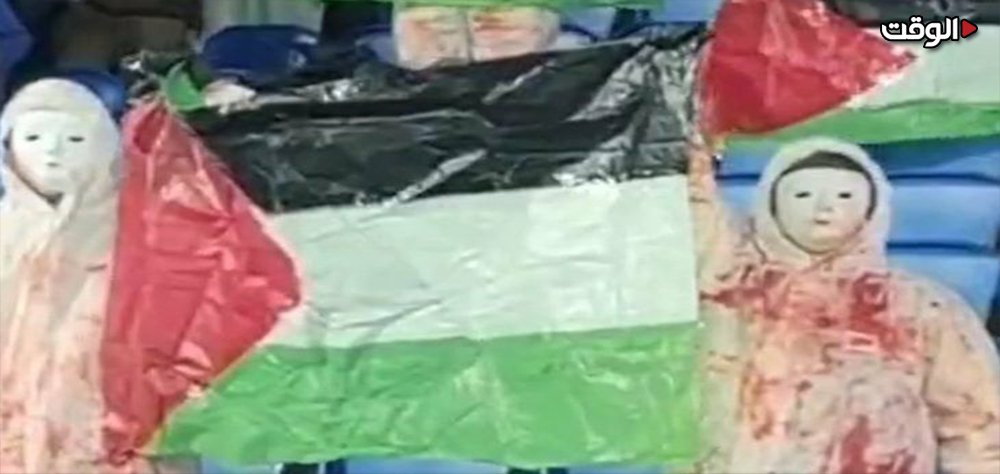 جماهير ريال سوسيداد الإسباني تعبر عن تضامنها مع غزة بملابس ملطخة باللون الأحمر وأعلام فلسطين