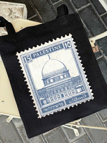 بطابع بريد يعود لـ 1927.. ندى صممت حقائب" توتي باج" داعمة للقضية الفلسطينية