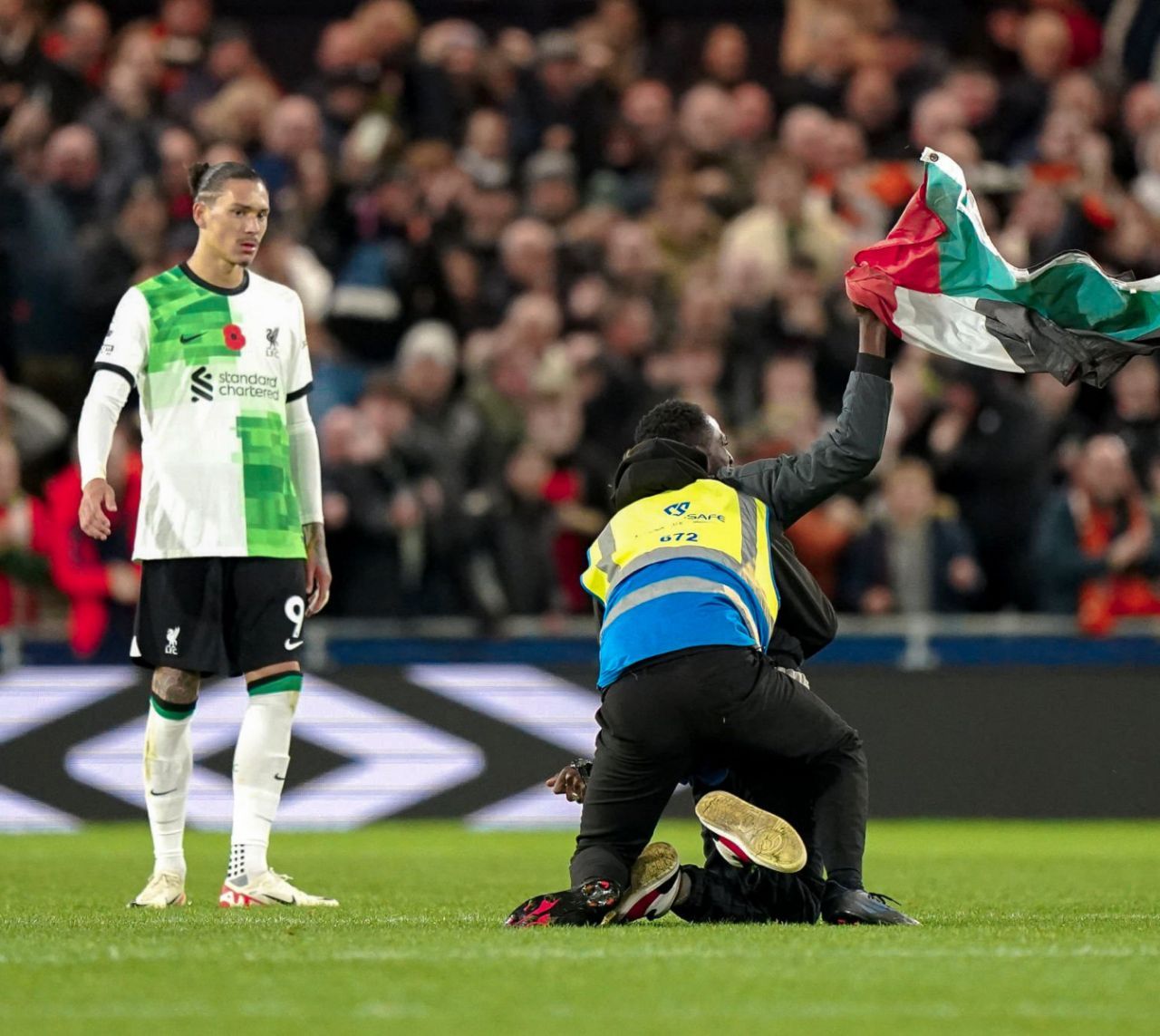 مشجع يقتحم مباراة لوتون تاون ضد ليفربول لدعم فلسطين أمام العالم