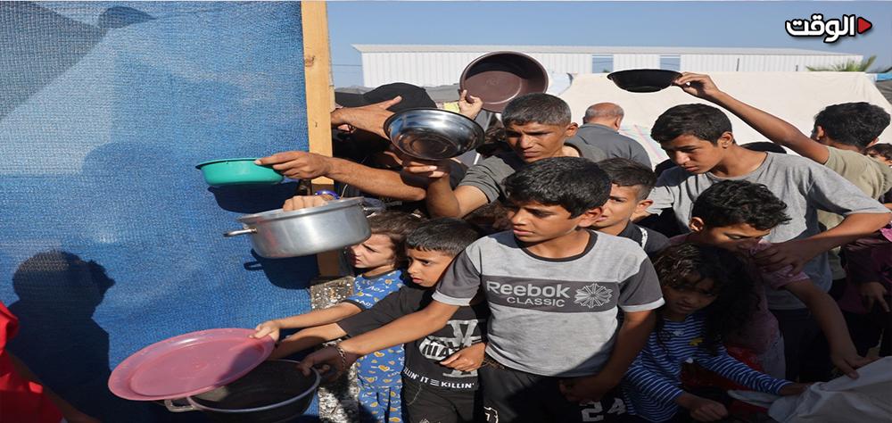 سياسة التجويع و منع إدخال الإمدادات تجبر أطفال غزة على تناول الحشائش والطعام الفاسد!