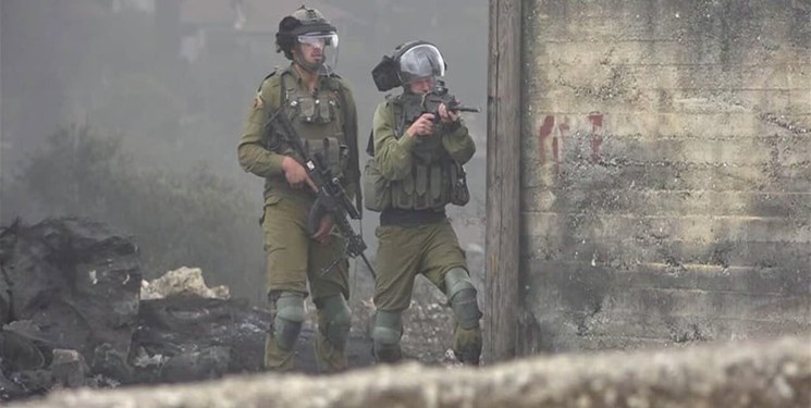 مرصد حقوقي... الجنود الإسرائيليون يسرقون أموال الفلسطينيين في قطاع غزة