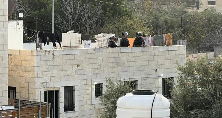 قوات الاحتلال تداهم منزل منفذ عملية سلوان وتشن حملة اعتقالات في القدس
