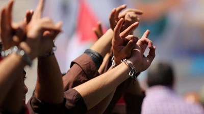 الأسرى الفلسطينيون يواصلون العصيان والاحتجاج ضد إدارة السجون