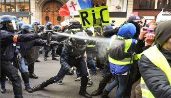 احتجاجات غاضبة تجتاح المدن الفرنسية.. ماكرون "رئيساً للأثرياء"