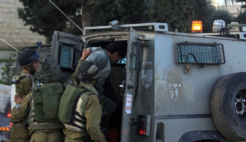 بعد اقتحام منازلهم... قوات الاحتلال تعتقل عددًا من المواطنين الفلسطينيين من الضفة الغربية