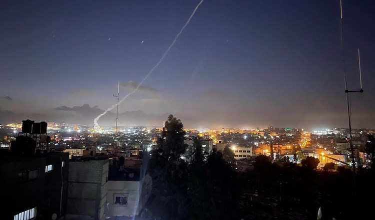 المقاومة الفلسطينية تستهدف مستوطنات غلاف غزة برشقات صاروخية والاحتلال يفتح الملاجئ في القدس