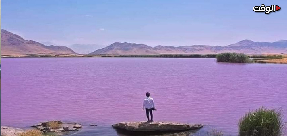 بحيرة في إحدى المدن العراقية تثير الاستغراب بسبب تغيّر لونها