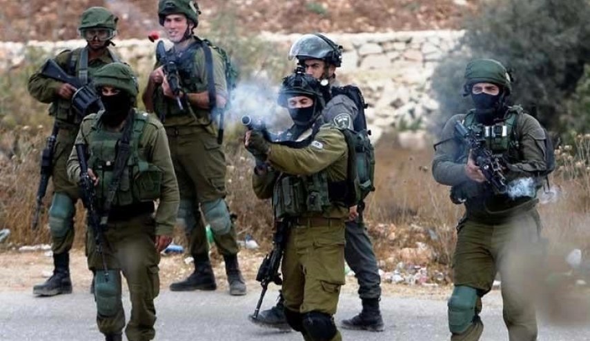 خلال اقتحام قوات الاحتلال...اندلاع اشتباكات وإصابة شاب فلسطيني في مخيم شعفاط