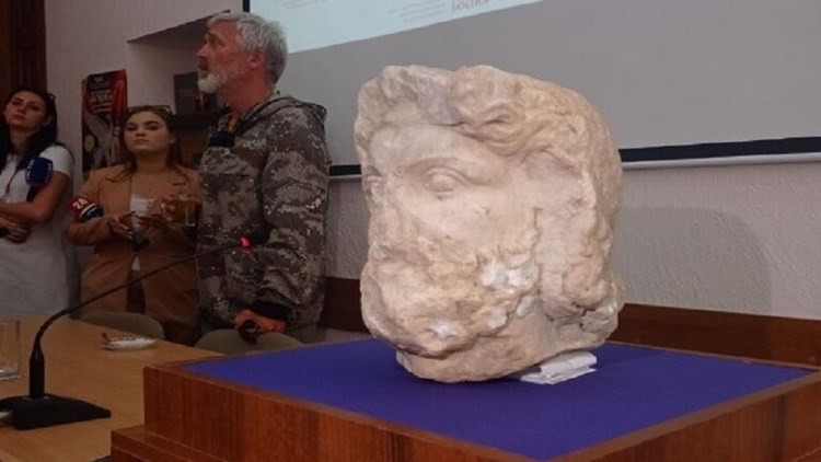 العثور على تمثال ملك إغريقي في القرم