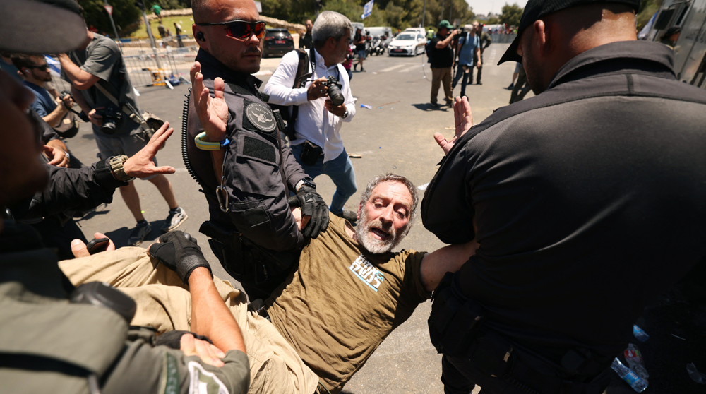 Israeli Regime Police, Anti-Regime Protesters Clash Outside Knesset