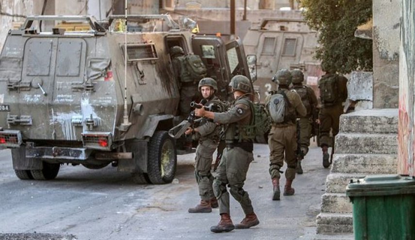 خلال اقتحام قوات وآليات الاحتلال نابلس... اصابة عدد من الشبان الفلسطينيين برصاص الاحتلال