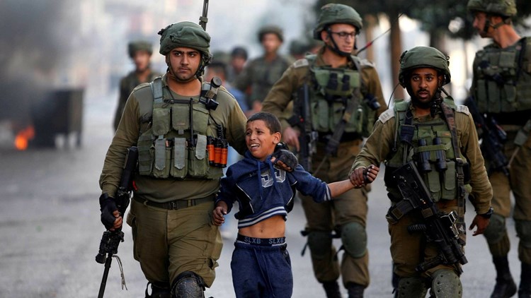 الكيان الإسرائيلي يقتل الطفولة في فلسطين.. والمجتمع الدولي لا يوفر أي حماية للأطفال الفلسطينيين