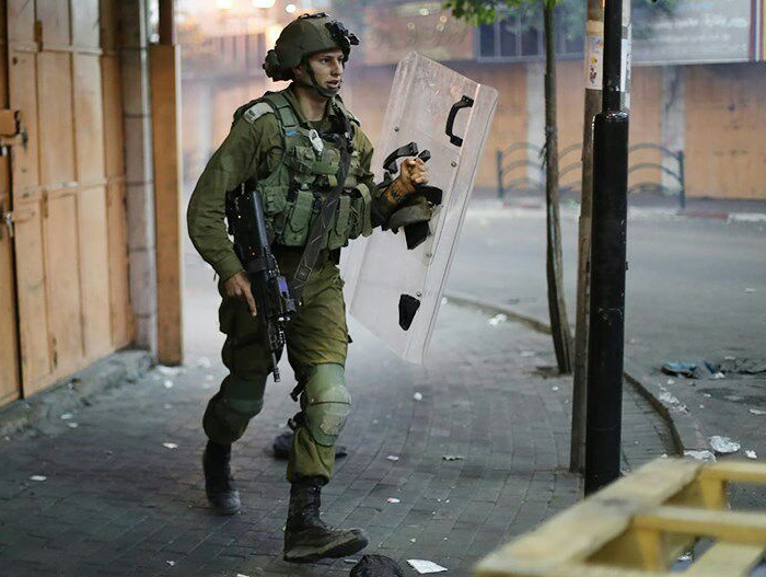 الاحتلال الصهيوني يُصيب شاباً ويعتقل آخر خلال اقتحام "عقبة جبر" في أريحا