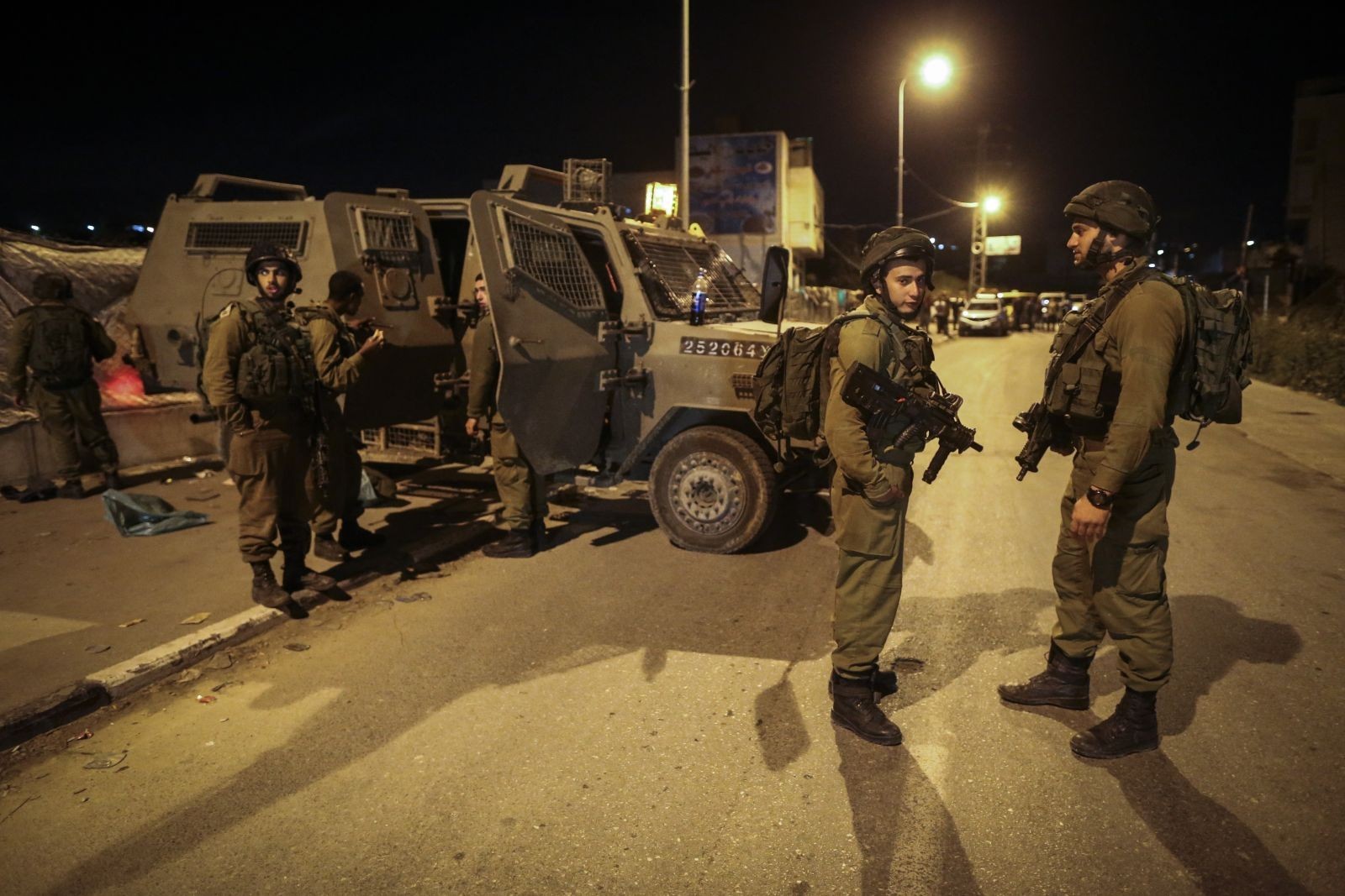 خلال اقتحام الاحتلال لعدة مناطق ... اعتقالات ومواجهات بالضفة والقدس