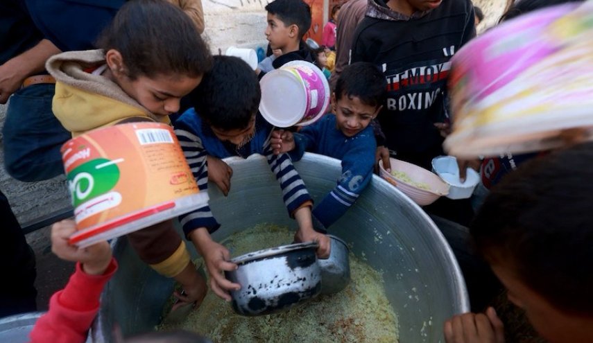 جمعت آلاف التواقيع..  حملة عالمية تدعو لإسقاط المساعدات جوا على غزة