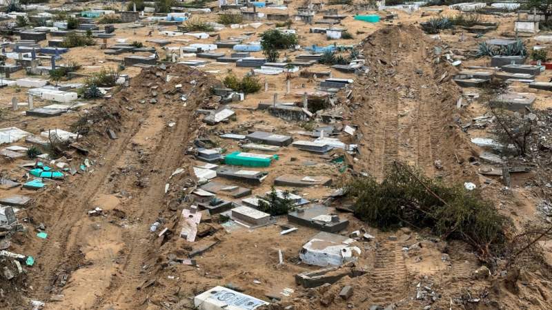 العدو الصهيوني ينبش 1,100 قبر شرق غزة ويسرق منها 150 جثماناً