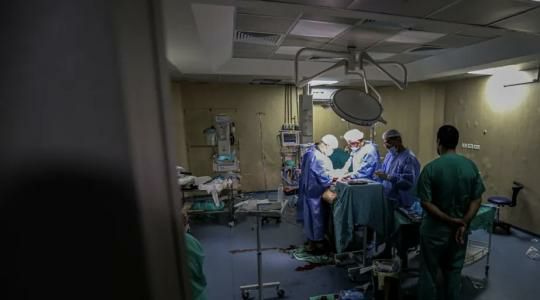 "آكشن إيد": العمليات في مستشفى العودة تجري بمصابيح الرأس في ظل انقطاع الكهرباء
