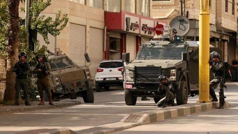 حملة دهم واعتقال يشنها الاحتلال وسط اشتباكات مسلحة مع قوات العدو بالضفة الغربية