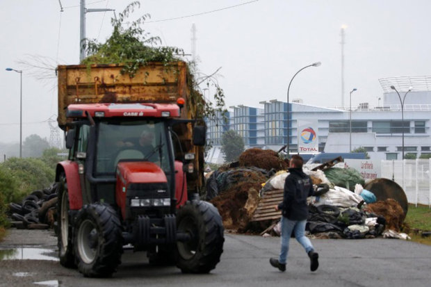 کشاورزان فرانسوی: ماکرون استعفا بده