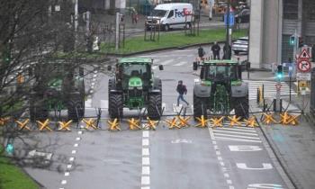 مزارعون يتظاهرون بجراراتهم في بروكسل والأعضاء ال27 يناقشون الإجراءات الزراعية