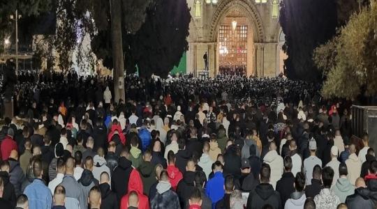 35 ألفا يؤدون صلاتي العشاء والتراويح في المسجد الأقصى رغم إجراءات الاحتلال