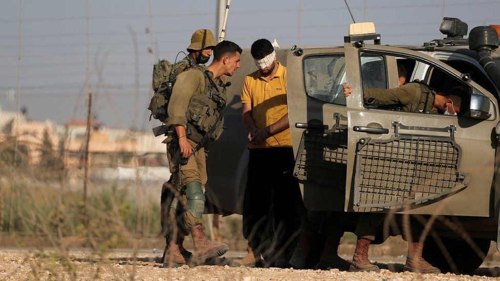 قوات الاحتلال الإسرائيلي تعتقل 25 مواطنًا في الضفة