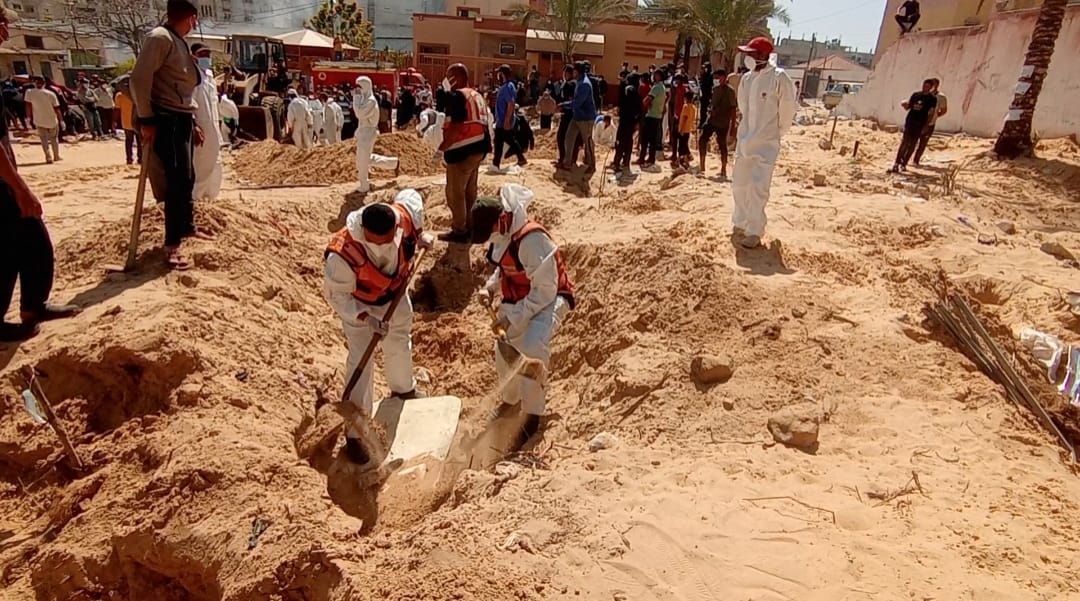 انتشال جثامين 50 شهيدًا دفنهم الاحتلال الإسرائيلي جماعيًّا بمستشفى ناصر