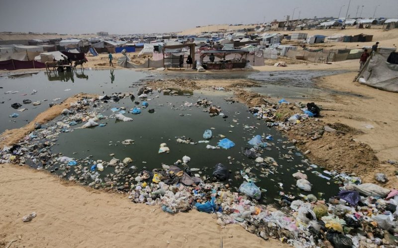 تسرب مياه الصرف الصحي ينذر بانتشار الأوبئة في غزة.. والاحتلال الإسرائيلي دمّر معظم الآبار في شمالها