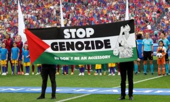 “أوقفوا الإبادة الجماعية”.. لافتة تضامنية مع غزة في نهائي أبطال أوروبا للسيدات
