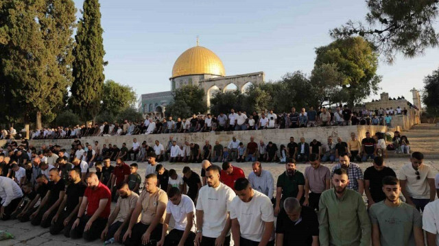 A report on the Eid al-Adha prayer attended by 40,000 Palestinians at Al-Aqsa Mosque
