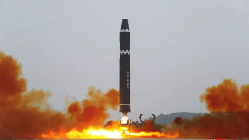 كوريا الشمالية تعلن اختبار صاروخ باليستي برأس حربي يزن 4.5 أطنان