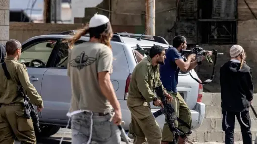 إصابات في هجوم للمستوطنين وقوات الاحتلال على قرية مخماس شمال شرقي القدس