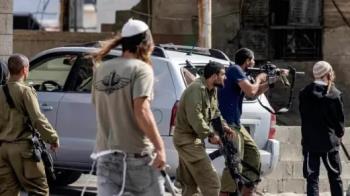 إصابات في هجوم للمستوطنين وقوات الاحتلال على قرية مخماس شمال شرقي القدس