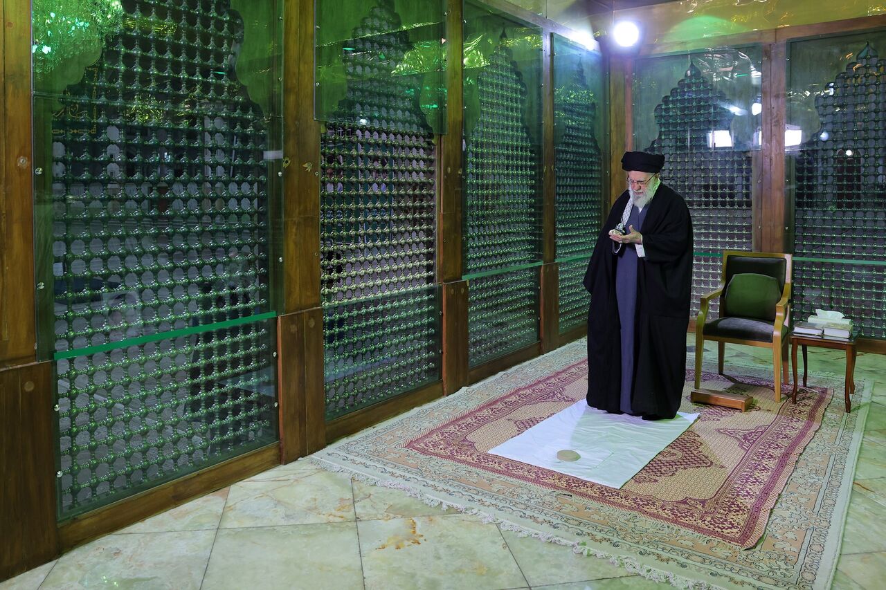 Leader Visits Imam Khomeini’s Mausoleum Ahead of Islamic Revolution Anniversary